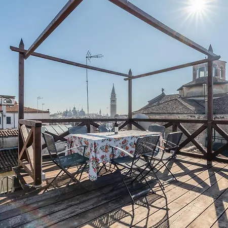 San Marco Vista Sui Tetti Veneziani
